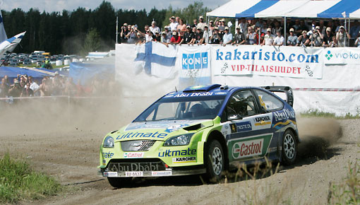 El piloto Mikko Hirvonen atraviesa el legendario tramo de Ouninpohja durante el Rally de Finlandia celebrado en Jyväskylä.