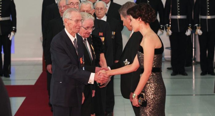 Veteran Pentti Tuhtonen, here shaking hands with First Lady Jenni Haukio at the President’s Independence Day Reception in 2013, served during the Second World War in Infantry Regiment 8, the model for the regiment in Väinö Linna’s book “The Unknown Soldier.”