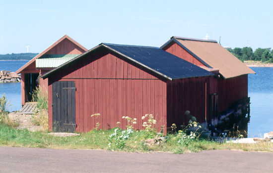 Photo left: Matti Tirri Photo right: Peter Karlsson/visitaland.com Left: Traditional Åland boathouses Right: Åland Midsummer pole