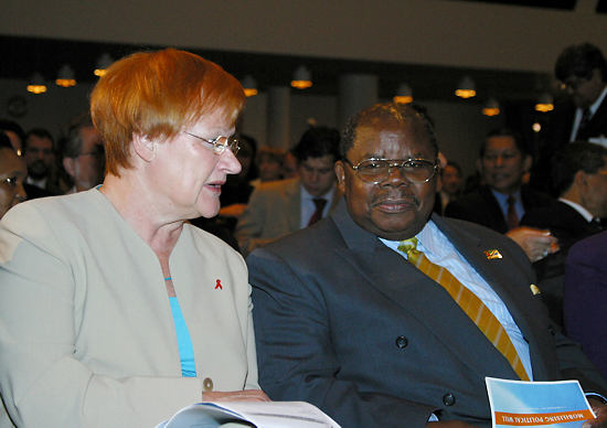 Tarja Halonen and her Tanzanian counterpart Benjamin Mkapa talk at a meeting of the Helsinki Process on Globalisation and Democracy. From 2002 to 2008 the Process gathered stakeholders from all over the world to identify ways to improve global governance.