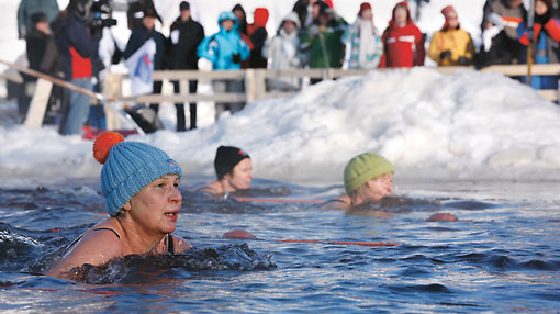 冬泳，亦称冰泳，在女性中尤为流行。在每年的芬兰冬泳锦标赛上，总有穿得暖暖和和的观众在一旁为运动员加油喝彩。 