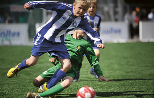 足球是孩子们最喜爱的体育运动。