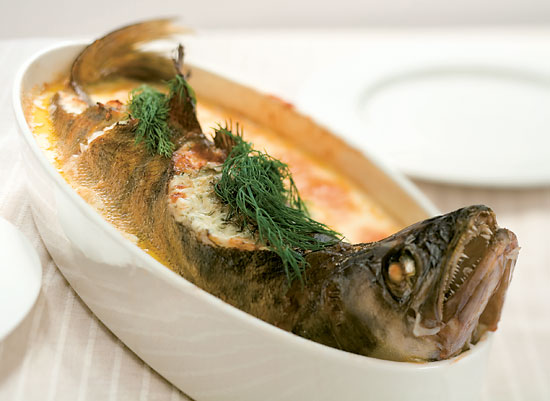 Un pikeperch intero al forno.