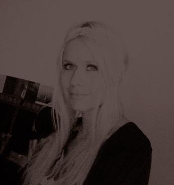 A sepia-coloured portrait of Paola Suhonen.