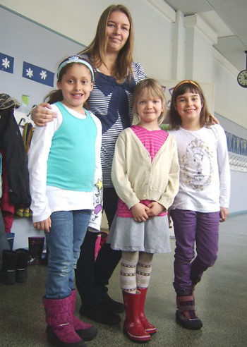 Disfrutando del ambiente bilingüe: Virve Vakiala y sus alumnas Samantha, Marja-Leena y Alma.