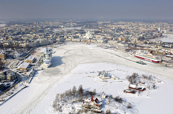 Фото слева: © Фотобанк Центра по развитию туризма в Финляндии; Фото справа: © FTB/Карстен Бидструп    Южный порт Хельсинки летом (слева) и зимой (справа).