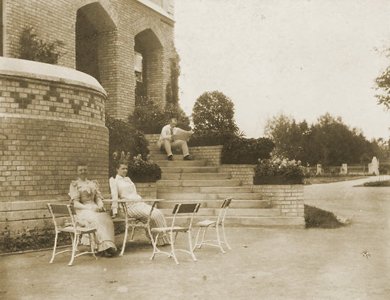 A black and white photo of Mannerheim at the Uspenskoye Manor with Anastasia Arapova and Sophie Mannerheim.