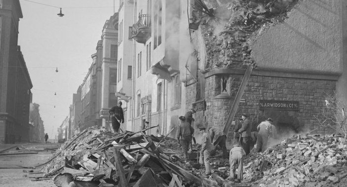 Helsinkians clean up rubble after a bomb attack during the Second World War. Memories of war played a role in the Ollikainens’ decision to emigrate.