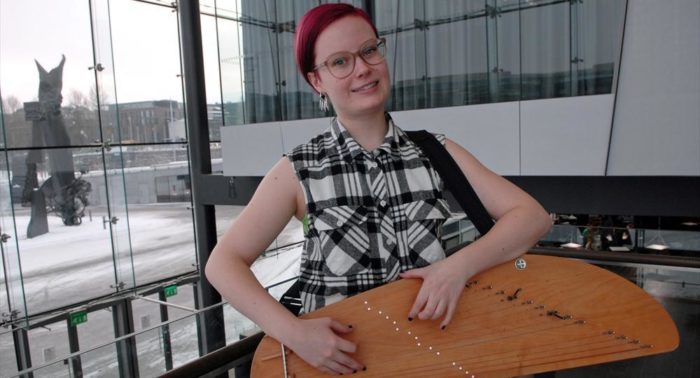 Jutta Rahmel and her group Kardemimmit represent a new generation of kantele players who are exploring the possibilities of the instrument.