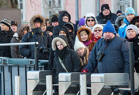 Улица и люди в центре города Хельсинки в Финляндии зимой. | Премиум Фото