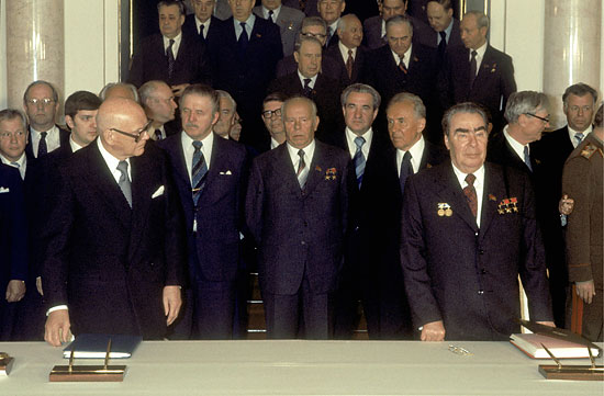 Soviet leader Leonid Brezhnev (right) and Finnish President Urho Kekkonen sign a programme for trade and the economy at the Kremlin on May 18, 1977.