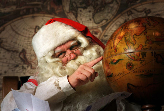 Para entregar tudo a tempo, o Papai Noel precisa planejar a rota com cuidado e usar fusos horários a seu favor.
