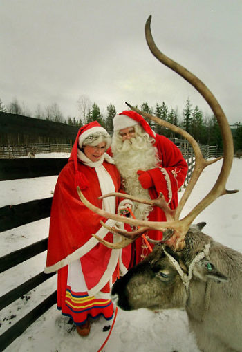 O Papai Noel e a Sra. Claus mantêm as renas, mas as entregas também podem ser feitas por trenó puxado por cães, snowmobile, avião, helicóptero e qualquer outra forma de transporte, se necessário.