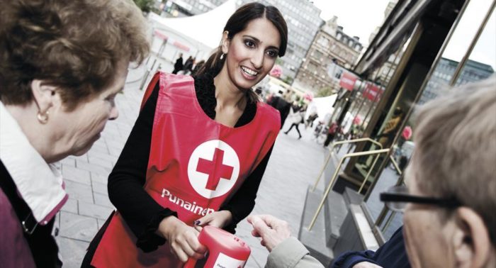 Nasima als Spendensammlerin bei der Spendenaktion zum Hungertag des Roten Kreuzes 2011.