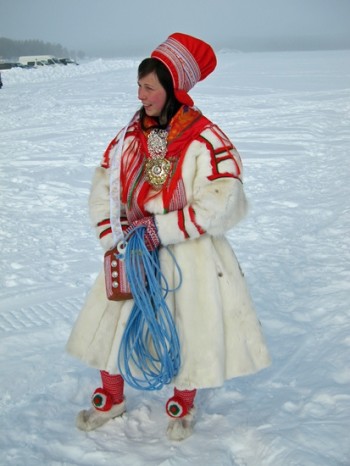 Elen Anne Sara is wearing her traditional Sámi costume and carrying a blue rope to use in the lasso-throwing competition.