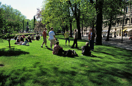 People picnicking on the lawn in Helsinki Esplanade park.