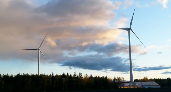 Ветряные электростанции в г. Сало – башни высотой 140 метров. Генераторы этого ветропарка – самые эффективные в Финляндии.