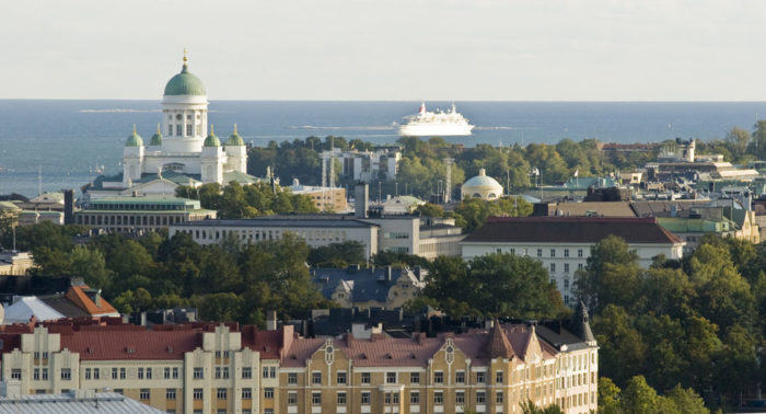 Большинство смотровых площадок можно посетить совершенно бесплатно. На фото: вид на центр Хельсинки со стороны района Хаканиеми.