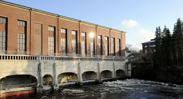 Первые гидроэлектростанции на финских порогах появились еще в конце XIX века. На фото: гидроэлектростанция на реке Вуокси в г. Иматра.