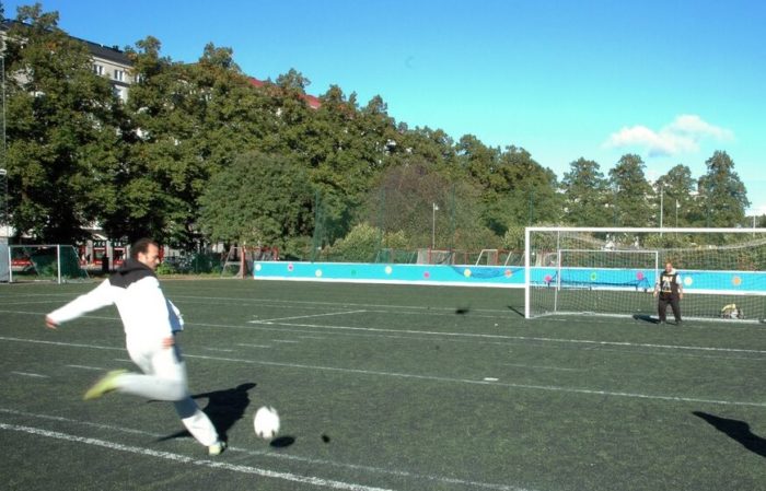 Mohamed Abdelgayed (links) und Tiia Nohynek veranstalten zusammen Fußballspiele für Immigranten und Finnen. Torhüter ist der irakische Asylbewerber, Mustafa Abdelwahab.