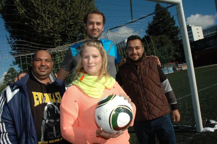 Mustafa Abdelwahab (links), Tiia Nohynek, Mohamed Abdelgayed und Ali Gazi kommen regelmäßig auf dem Fußballfeld zusammen. Mustafa und Mohamed spielen normalerweise, Tiia organisiert und Ali schaut den Spielen zu. 