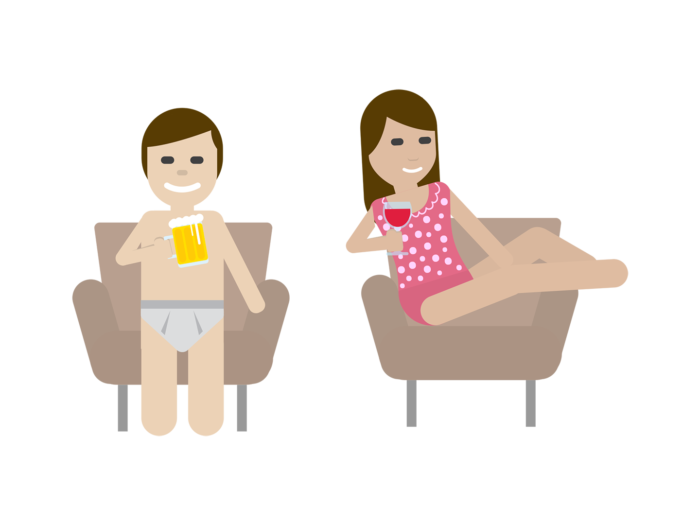Un homme et une femme souriants habillés en sous-vêtements sont installés dans des fauteuils, l'homme tenant une chope de bière et la femme un verre de vin rouge. 