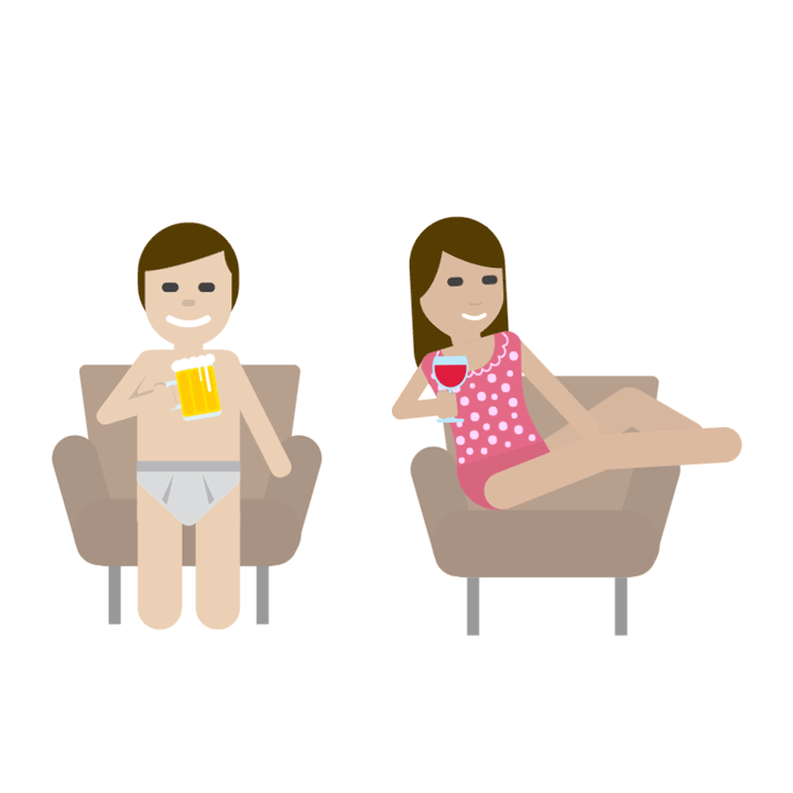 Одетые в нижнее белье улыбающиеся мужчина и женщина сидят в креслах, мужчина держит кружку пива в руке, женщина – бокал красного вина.