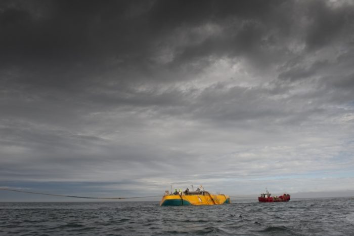 30米长的“企鹅”飘浮在海上，设备完全密闭，受海浪推动而旋转。