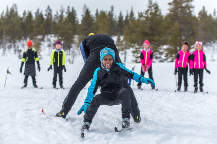 За время, прошедшее с 1990-х годов – когда Хуссейн прибыл в Финляндию, процесс интеграции иммигрантов в финское общество претерпел большие изменения. Например, этой зимой детям иммигрантов представилась возможность пойти учиться в спортивную школу, где многие из них впервые встали на лыжи.