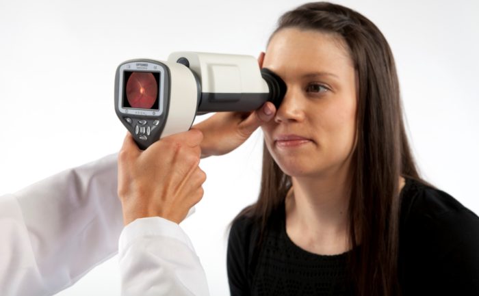 كاميرا رؤية العين: تنتج شركة أبتوميد كاميرات يمكن حملها باليد للمساعدة في اكتشاف أمراض شبكية العين.