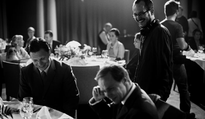 رجل فنلندي مبتسم: المخرج جوهو كوزمانن (واقف) وهو يضحك مع فريق العمل بالفيلم أثناء فترة استراحة أثناء إنتاج فيلم “أسعد يوم في حياة أولي ماكي.”