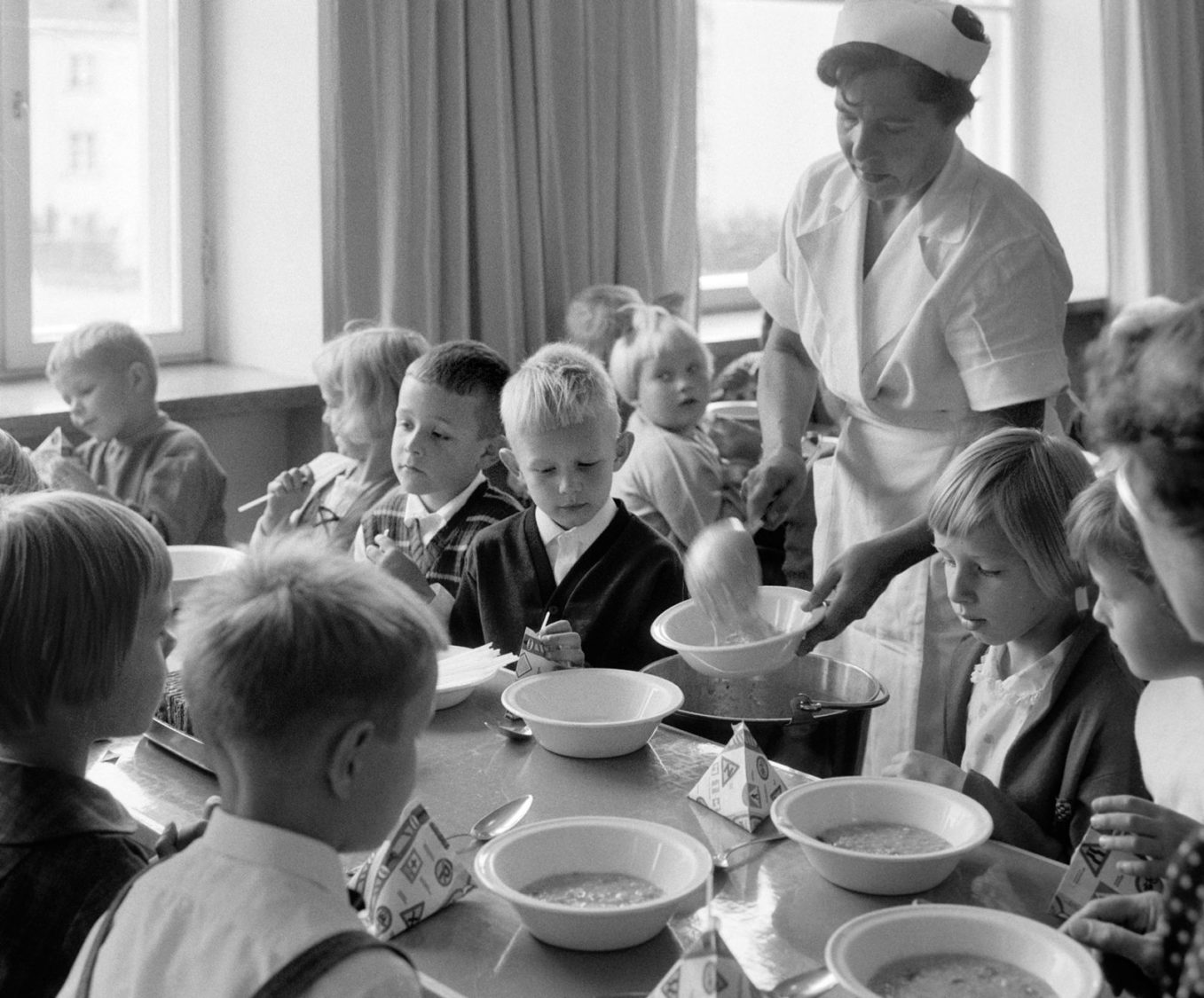 Советские дети в школьной столовой