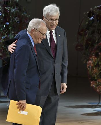 2016年12月8日在瑞典斯德哥尔摩发表了诺贝尔奖获奖演说之后，奥利弗·哈特（左）与本特·霍姆斯特罗姆面对镜头微笑致意。