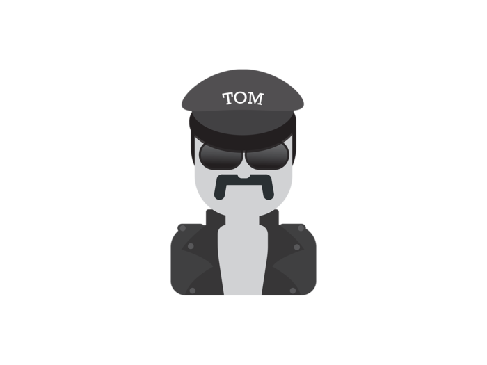 一个留着小胡子、戴着墨镜的男人，戴着有“汤姆”字样的皮帽，穿着一件裸露胸部的皮夹克。