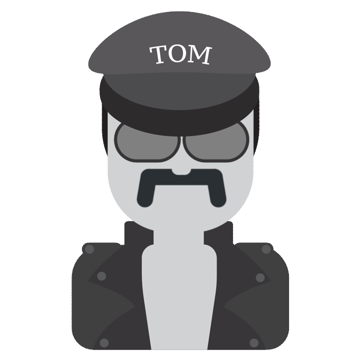 Un homme moustachu et porteur de lunettes de soleil arbore une casquette en cuir sur laquelle est marqué « Tom » et une veste en cuir qui lui laisse le torse nu.   