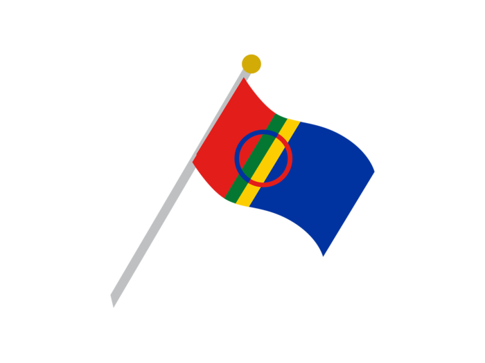 La bandera Sami ondeando: dos campos, uno azul y otro rojo, divididos por dos franjas verticales, una amarilla y otra verde, y un círculo azul y rojo en el centro.