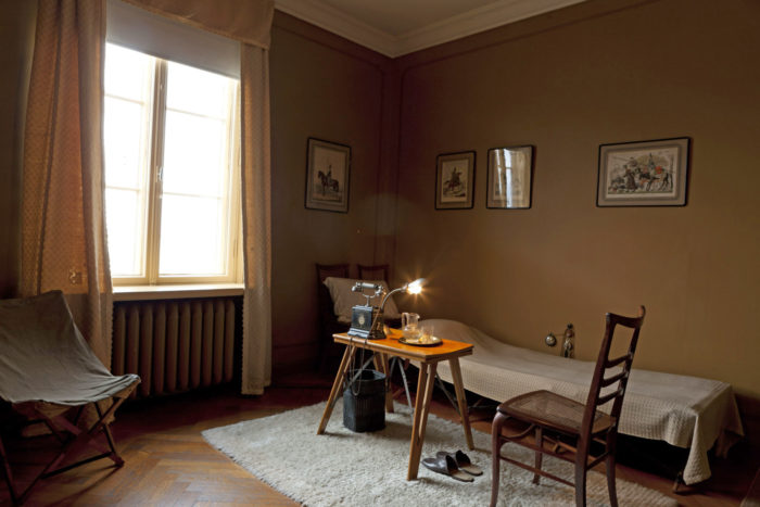 تحتوي غرفة النوم الخاصة بمانرهايم على سرير نقال يشبه الأسرة المستخدمة في الجيش، تمامًا كما كان موجودًا في حياته.