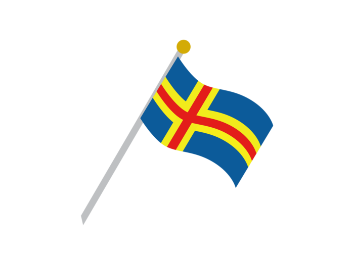 Le drapeau d'Åland flotte au vent, faisant apparaître une croix rouge entourée de jaune sur fond bleu.  