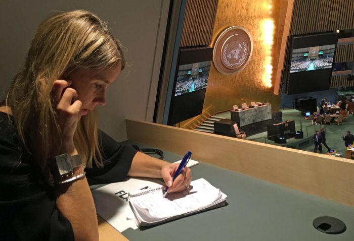 تقوم بولا فيلين بالإعداد لتقرير إذاعي على الهواء مباشرة في كشك صحفي في الجمعية العامة للأمم المتحدة في نيويورك.
