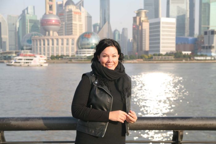 كاترينا باجاري تقف لالتقاط صورة في شنغهاي.