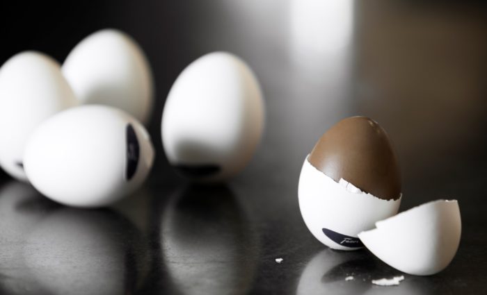 يُقشر المجنان مثل البيض العادي، لكنه يحتوي على حلوى الشوكولا الصلبة.