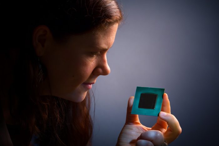 تحتفظ ريبيكا نيفين - الموظفة بشركة إنتل - برقاقة ستراتيكس 10، التي تحتوي على 30 مليار ترانزيستور، ويمكنها معالجة ما يعادل 420 قرصًا من أقراص الأشعة الزرقاء في ثانية واحدة. بدأت شركة إنتل في استخدام ترسيب الطبقة الذرية تجاريًّا في الرقائق ابتداءً من عام 2007.
