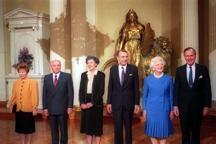 Raisa Gorbacheva and Mikhail Gorbachev; Tellervo and Mauno Koivisto; and Barbara and George H.W. Bush standing in the Presidential Palace.