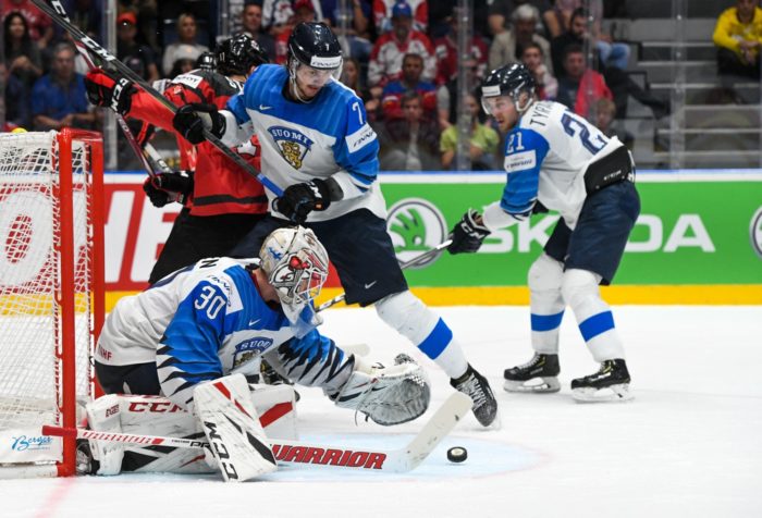 Finland's goalie getting ready to snatch the puck.