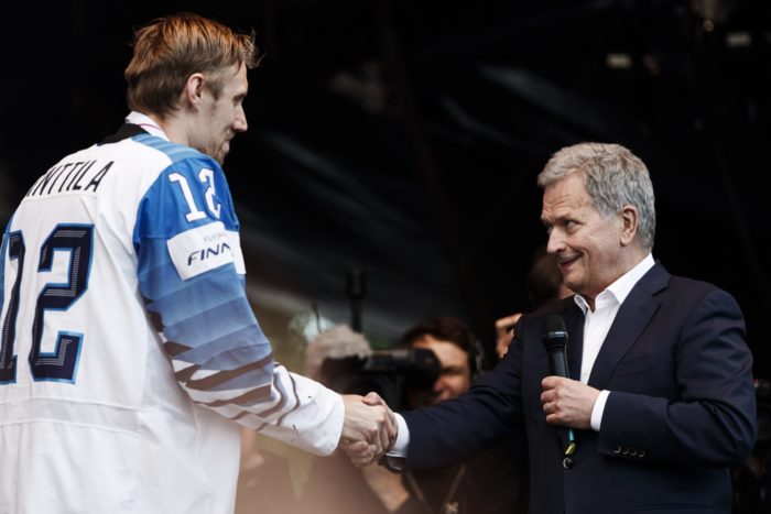 Marko Anttila and Sauli Niinistö shaking hands.