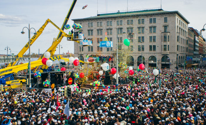 ويضع الطلاب، باستخدام رافعة، قبعة التخرج على رأس تمثال هلسنكي هافيس أماندا كل عام في يوم 30 أبريل، وسط بحر من آلاف القبعات المماثلة.