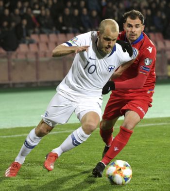 استطاع تيمو بوكي (مهاجم الجناح الأيسر) إحراز هدف في مرمى غاجيك داغباشيان، أرمينيا أثناء مشاركته مع المنتخب الوطني الفنلندي في المباراة المؤهِّلة لنهائيات كأس الأمم الاوروبية عام 2020.