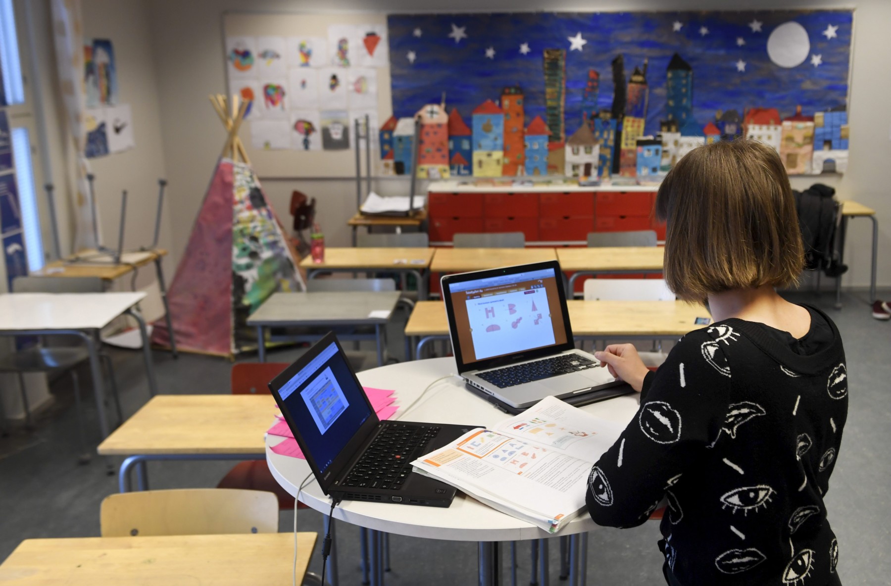 تقوم معلمة الصف الرابع إلينا هينونين بتدريس طلابها في جلسات التعلم عن بعد في فصل دراسي فارغ في هلسنكي.