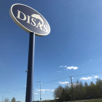 Auf einem Schild vor strahlend blauem Himmel steht “Disas”.