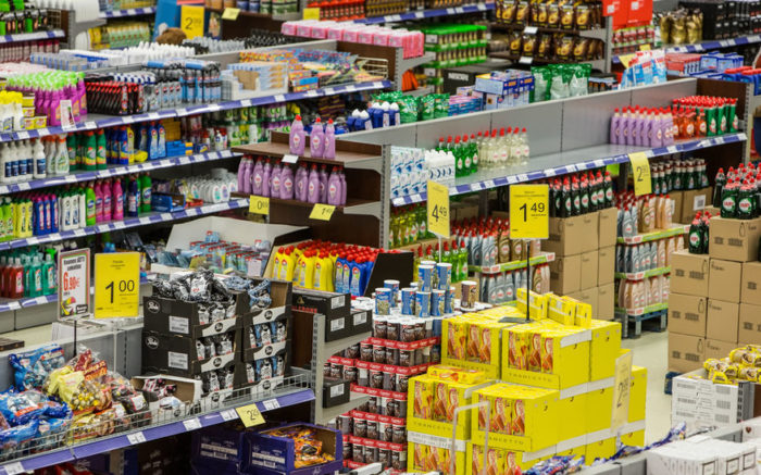 Prateleiras e pilhas cheias de produtos em uma mercearia